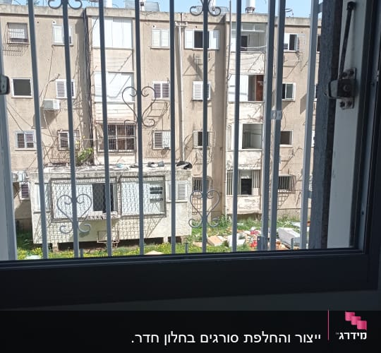 סורגים עם עיטורים בצורת לב על חלון